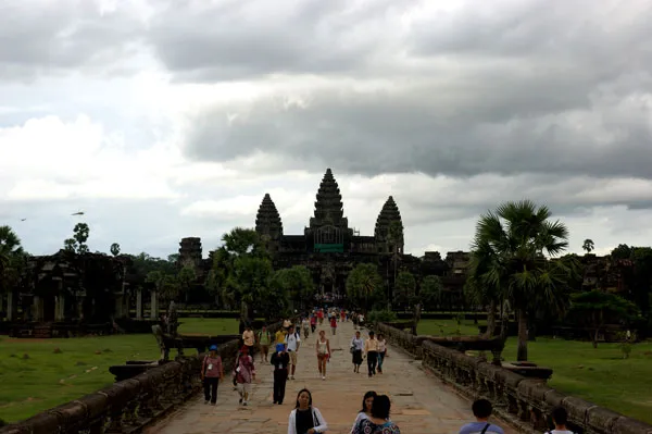Kambodża | Deszczowe chmury nad Angkorem