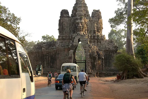 Kambodża | Ostatnio podejmowane są próby ograniczenia ruchu autobusowego na terenie świątyń Angkoru
