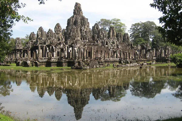 Kambodża | Kanały Angkoru, często rozszerzone do formy jezior, odbijały jak lustra potęgę i wspaniałość khmerskich świątyń