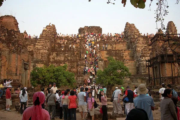 Kambodża | Nadmierne tłumy turystów bywają zagrożeniem dla bezcennych ruin