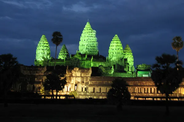 Kambodża | Statek kosmiczny? Nie, to tylko fantastycznie oświetlony Angkor Wat