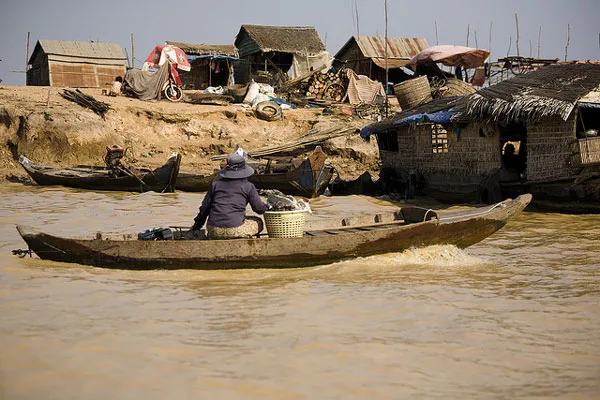 West Baray – duży zbiornik wodny o wymiarach 8 x 2,1 km, położony na zachód od murów Angkor Thom