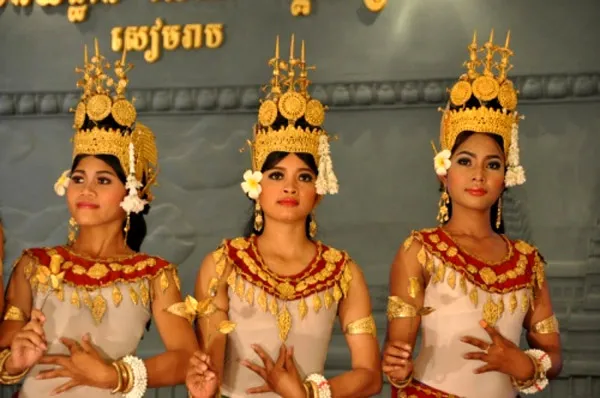 Tancerki wcielające się w mityczne Apsary