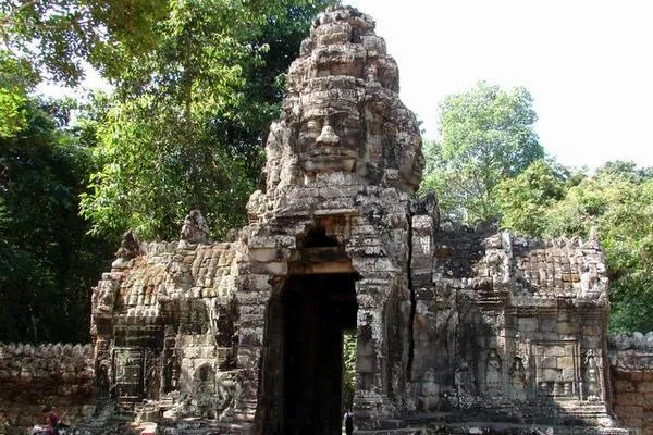 Kambodża | Brama prowadząca do świątyni Banteay Kdei
