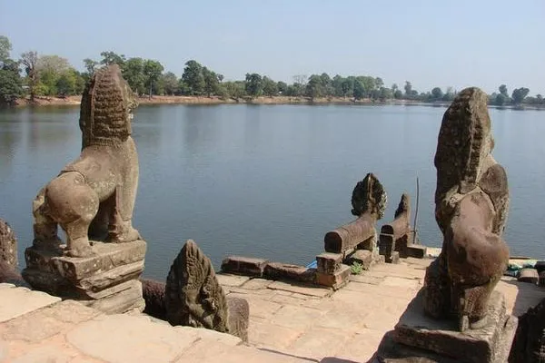 Kambodża | Kamienny taras nad jeziorem Srah Srang