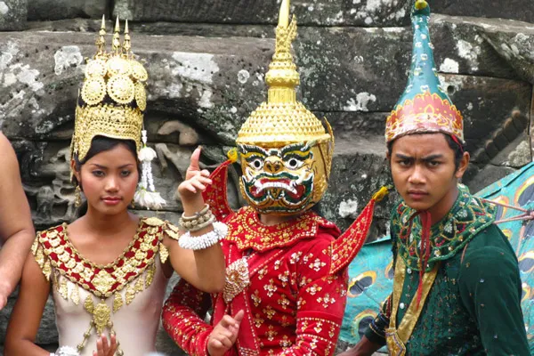 Grupa teatralna przygotowująca się do świątecznych występów