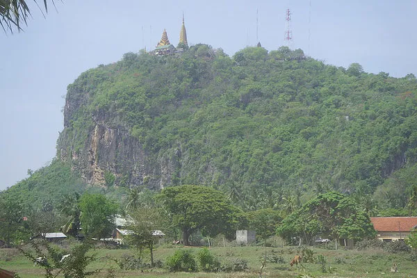 Kambodża, okolice Battambang | Phnom Sampoev (także: Phnom Sampev czy Phnom Sampeau), czyli Góra Statku