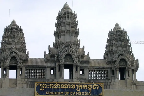 Kambodża | Nawet przejście graniczne nosi charakterystyczne cechy stylu khmerskiej architektury