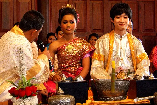 Khmerska para młoda w uroczystych strojach