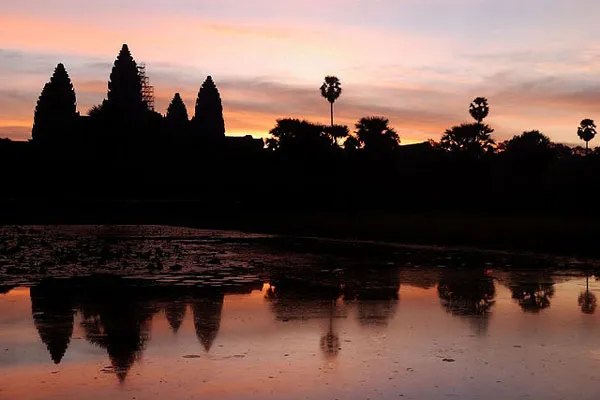 Kambodża | Potężne Imperium Khmerskie było kontynuacją Królestwa Funan (I w. p.n.e. - VI w. n.e.) i Chenla (VII-VIII w. n.e.)