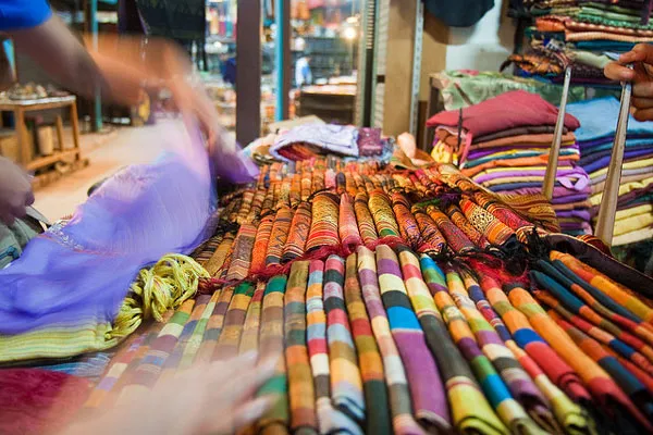 Kambodża | Kolorowe jedwabie na khmerskim targu