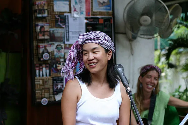 Kambodża | Krama na głowie piosenkarki z Phnom Penh