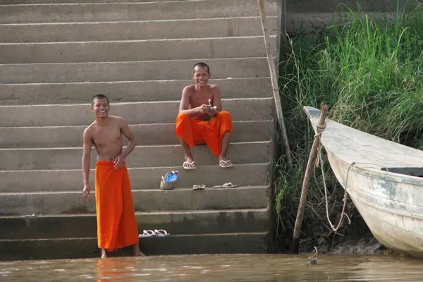 Kambodża | Mnisi kąpiący się nad rzeką