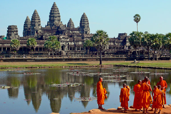 Kambodża | Kambodżańscy mnisi przy Angkor Wat