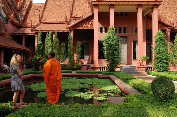 Kambodża | Nawet buddyjscy mnisi są częstymi gośćmi w muzeum