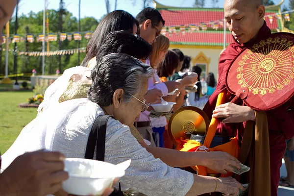 Kambodża | Ważnym elementem każdego święta jest jałmużna