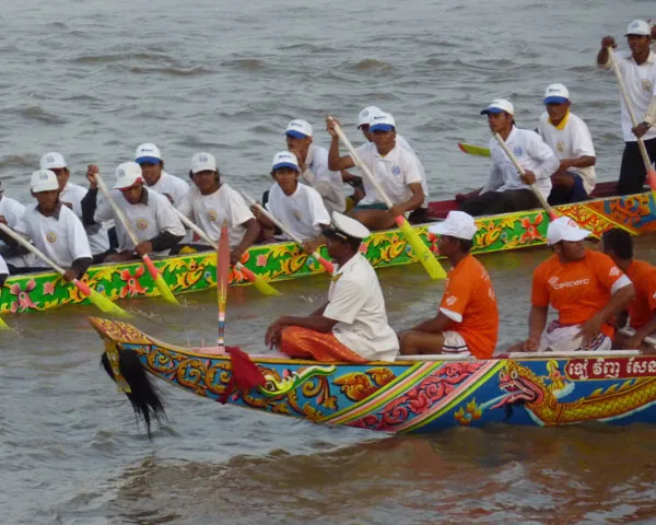 Kambodża | Wyścigi kolorowych łodzi odbywają się najczęściej w listopadzie