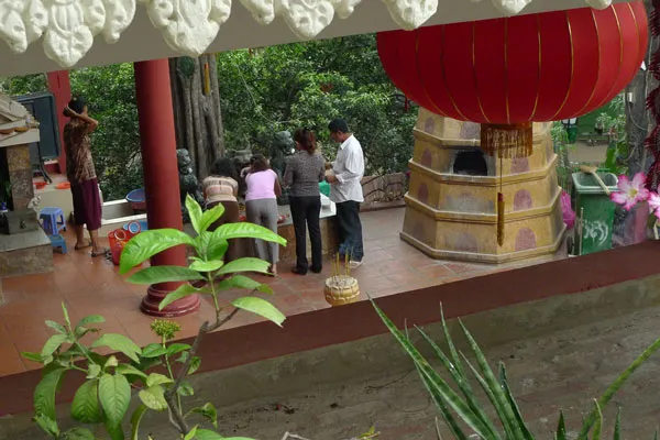 Kambodża | Wat Phnom - Kambodżanie modlą się tu o szczęście i pomyslność losu