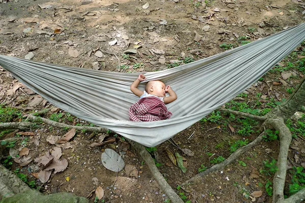 Kambodża | Na biednych, wiejskich obszarach nie wszystkich stać na dziecięce łóżeczko. A dzieciom chyba z tym dobrze...