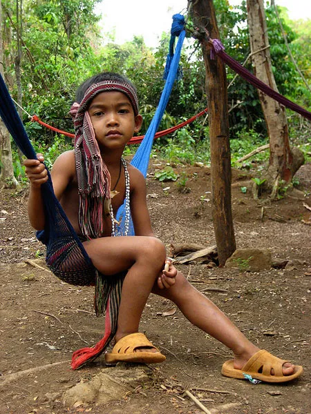Kambodża | Mały mieszkaniec prowincji Ratanakiri, beztrosko bujający się w hamaku