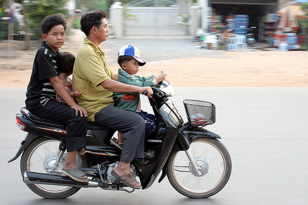 W Kambodży bardzo popularnym środkiem trasportu są motory