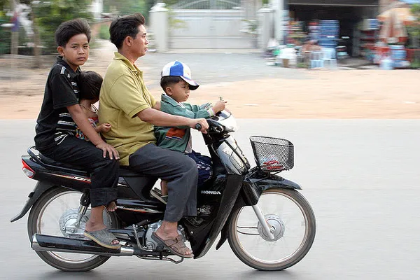 Kambodża | W Kambodży bardzo popularnym środkiem trasportu są motory