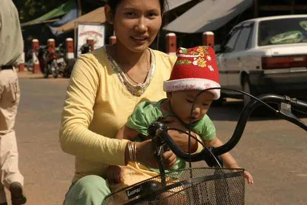 Kambodża | W Kambodży bardzo częstym, świątecznym zwyczajem jest przebieranie małych dzieci za Świętego Mikołaja
