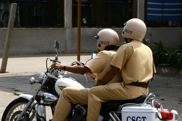 Kambodża | Policjanci na motorze