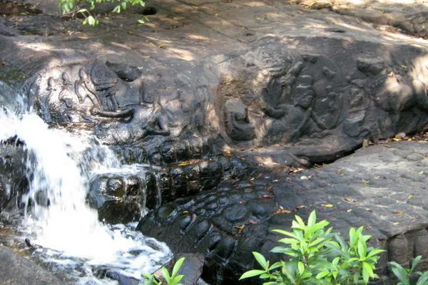 Kambodża | Rzeka spływająca po ozdobnych skałach