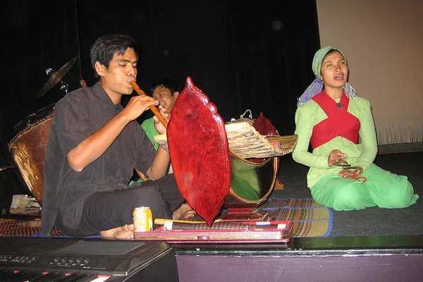 Niestety młode pokolenie Khmerów nie interesuje się muzyką ludową
