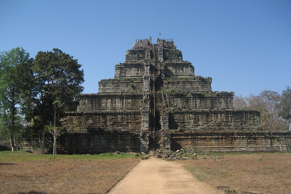 Świątynia Prasat Thom w Koh Ker