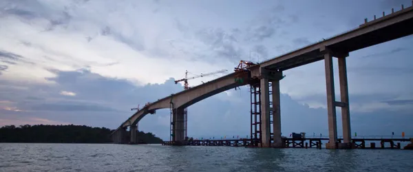 Kambodża | Most łączy port głębinowy Sihanoukville z luksusowym kompleksem hotelowym na Morakot Island