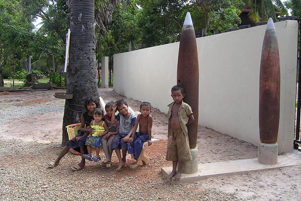 Dzieci przy Muzeum Min Lądowych w Siem Reap