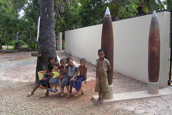 Dzieci przy Muzeum Min Lądowych w Siem Reap