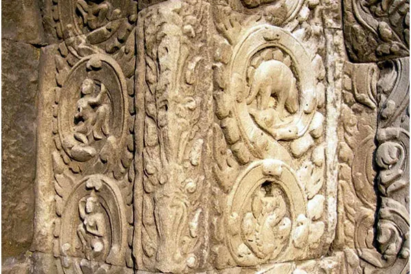 Kambodża | Te potężne zwierzęta to najprawdopodobniej nosorożce, a płyty na ich grzbiecie? - zwykły element zdobniczy