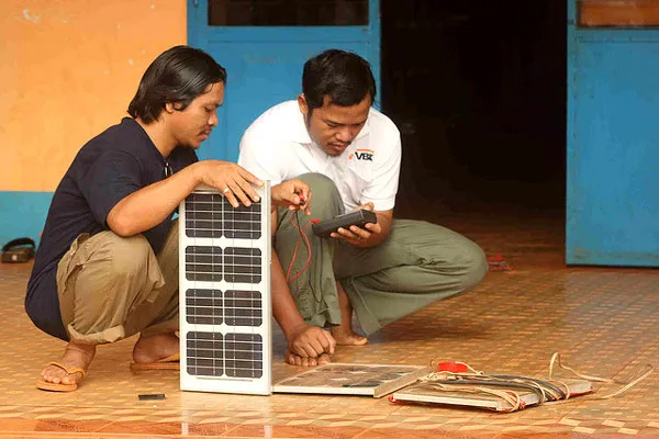 Kambodża | Dwaj mieszkańcy prowincji Ratanakiri montują panel solarny