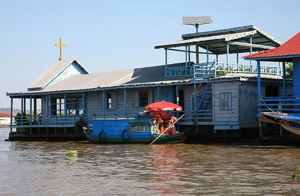Kambodża | Katolicki kościół na Tonle Sap także korzysta z energii słonecznej