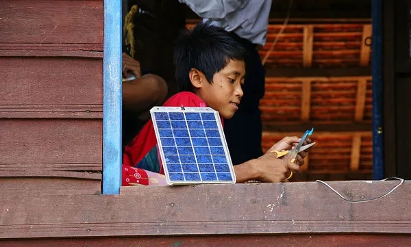 Kambodża | Mały panel solarny wystarczy np. do zasilenia radia