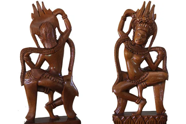 Kambodża | Drewniana figurka apsary