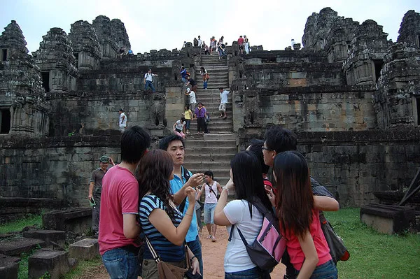 Kambodża | Turyści wśród ruin Phnom Bakheng