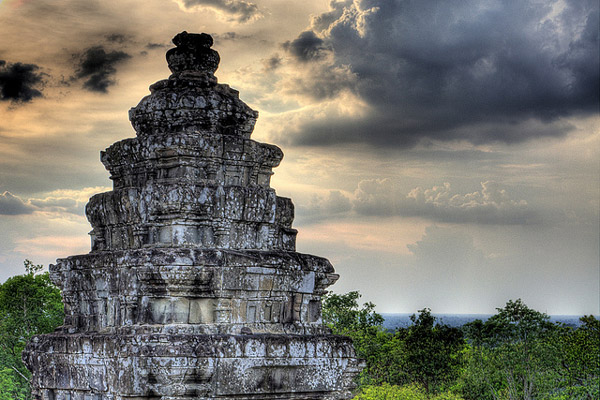 Kambodża | Jedna z wież Phnom Bakheng