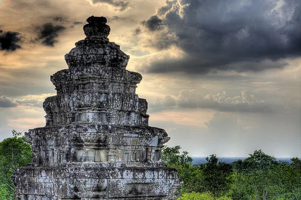 Kambodża | Jedna z wież Phnom Bakheng