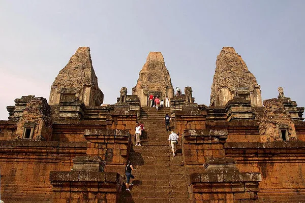 Kambodża | Piramida, na której wznoszą się wieże świątyni Pre Rub