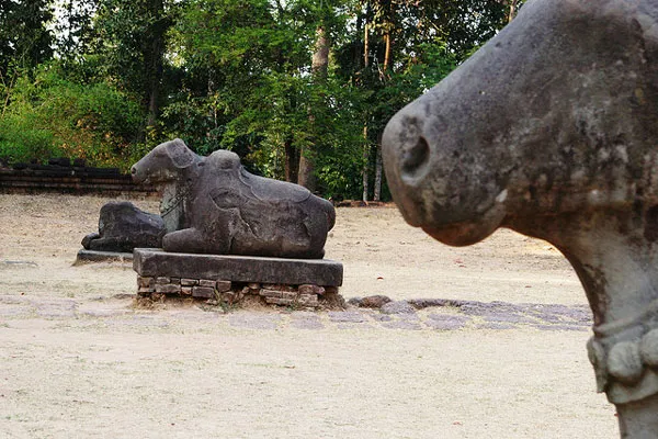 Kambodża | Figury byków z Preah Kô