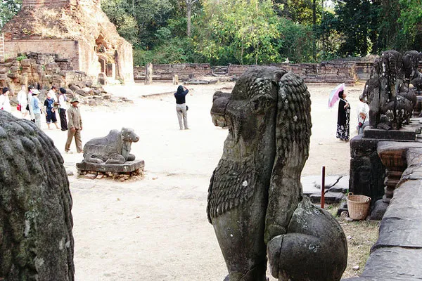 Kambodża | Wieże Preah Kô z widocznymi męskimi postaciami po obu stronach wejść