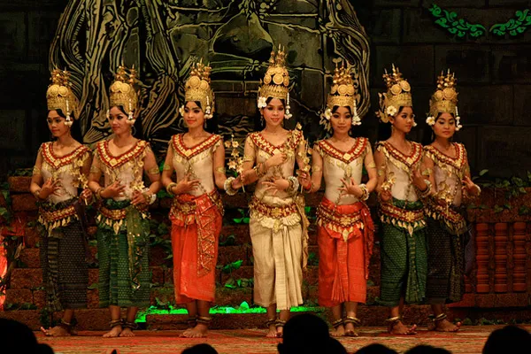 Kambodża | W hotelowych restauracjach posiłek umilą nam pokazy tradycyjnego khmerskiego tańca