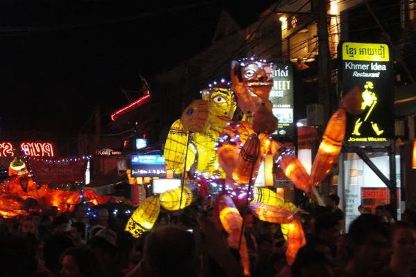 Kambodża | 25 lutego ulice Siem Reap opanowały przedziwne stwory