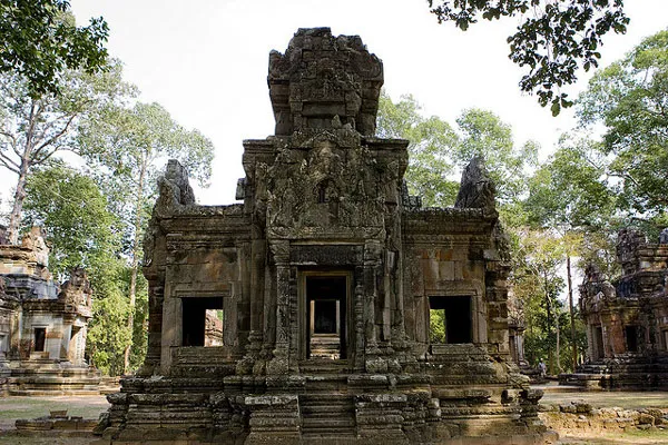Kambodża | Do świątyni Chau Say Tevoda prowadziły monumentalne bramy o kształcie wież