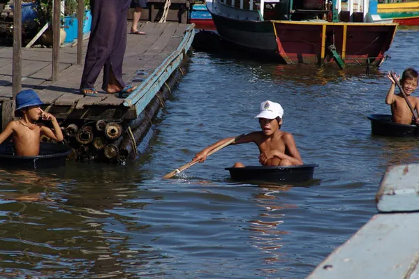 Kambodża | Dla tych dzieci to codzienność, dla turysty - widok niezwykły.