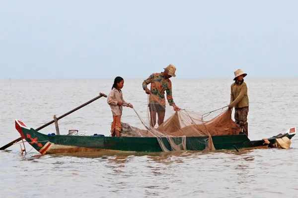 Rodzinny połów o świcie na jeziorze Tonle Sap